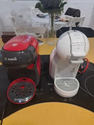 Dos cafeteras Bosch Tassimo Roja y dolce gusto
