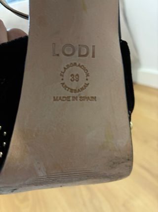 Sandalias LODI negras ante plataforma tachuelas