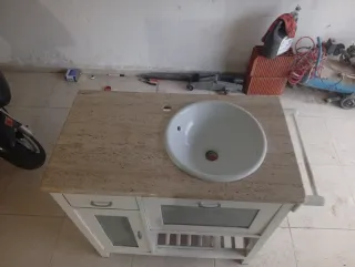 Mueble de lavabo con lavabo de porcelana