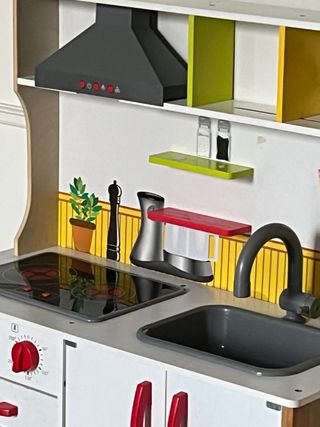 Cocinita de madera con accesorios