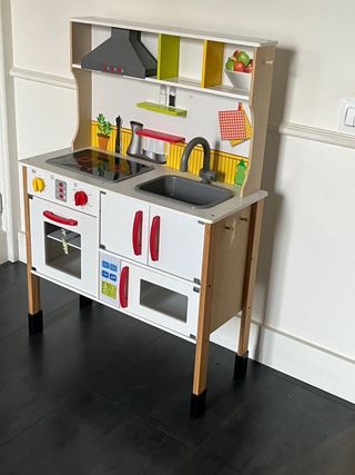 Cocinita de madera con accesorios