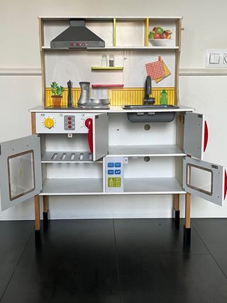 Cocinita de madera con accesorios
