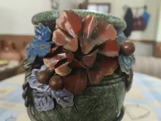 Jarrón de cerámica con adornos metálicos