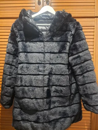 Abrigo negro de pelo sintético reversible