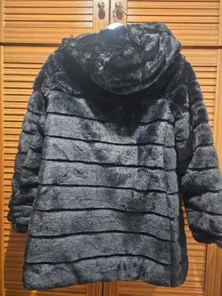 Abrigo negro de pelo sintético reversible