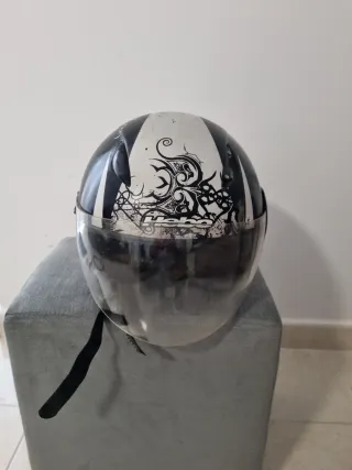 Casco de moto con diseño tribal