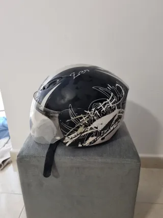 Casco de moto con diseño tribal