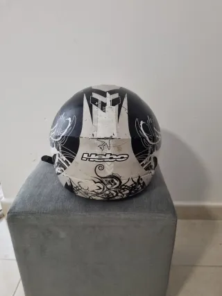 Casco de moto con diseño tribal