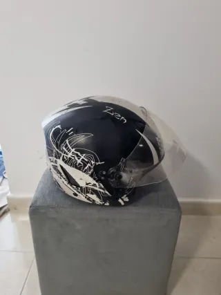 Casco de moto con diseño tribal