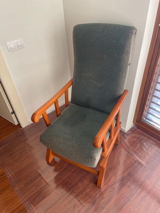 Sillón de tela y madera