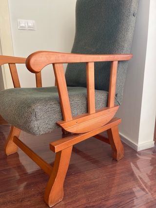 Sillón de tela y madera