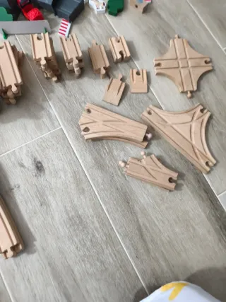 Juego de tren y vias de madera más complementos