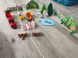 Juego de tren y vias de madera más complementos