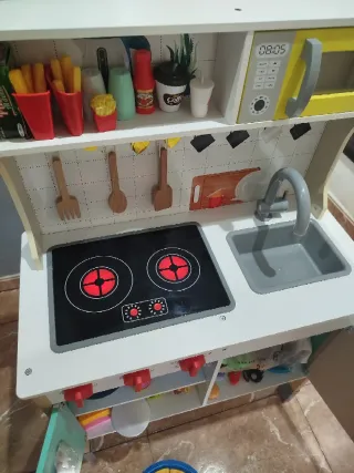 Cocina de juguete con accesorios, con sonido y luz