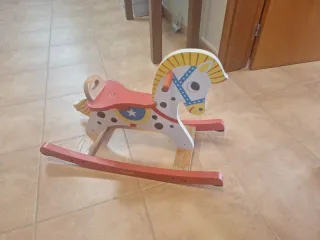 Caballito de madera para niños