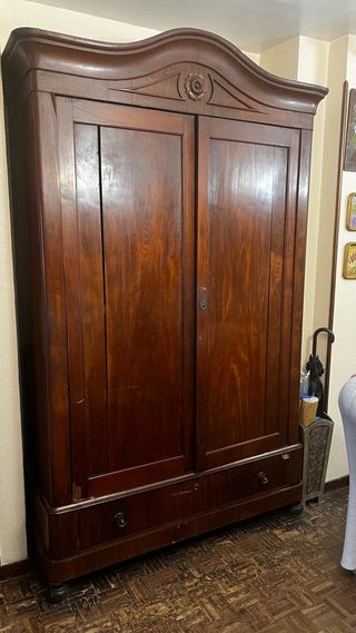 Armario de caoba antiguo