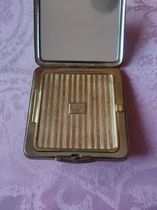 Polvera antigua con diseño floral