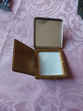 Polvera antigua con diseño floral