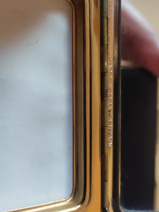 Polvera antigua con diseño floral