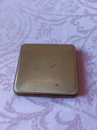 Polvera antigua con diseño floral