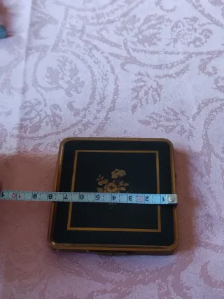 Polvera antigua con diseño floral