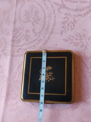 Polvera antigua con diseño floral