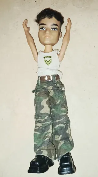 Muñeco Bratz estilo militar