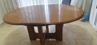 Mesa de comedor redonda de madera