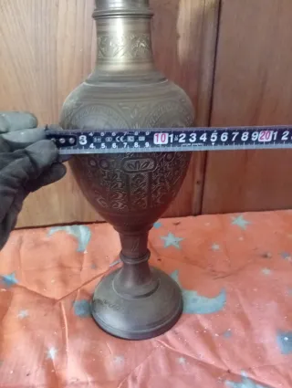 Jarrón antiguo de metal tallado