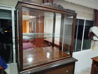 Vitrina antigua y cajonera de madera.