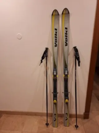 Esquís Volkl V3 con bastones