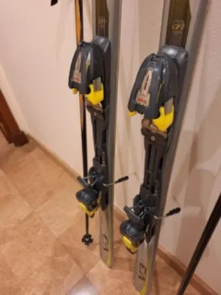 Esquís Volkl V3 con bastones