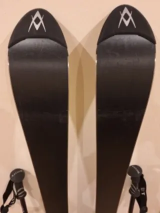 Esquís Volkl V3 con bastones