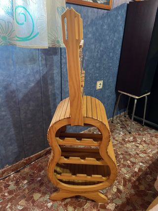 Botellero de madera con forma de guitarra