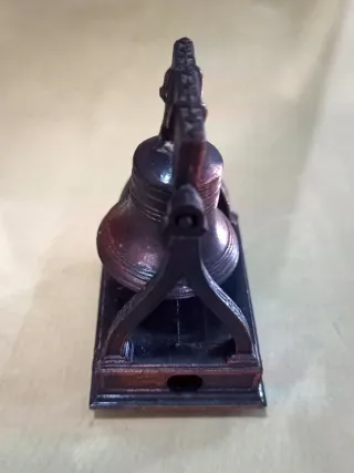 Sacapuntas Metálico Vintage forma de Campana