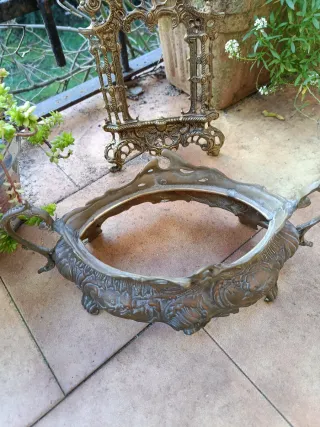 Atril y bandeja de bronce