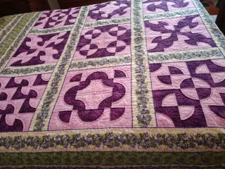 Colcha patchwork tela verde y morado Hecha a mano