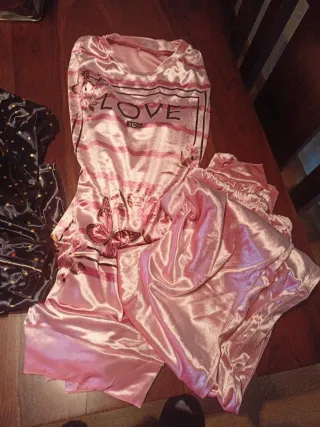 Pijamas suaves negros y rosas