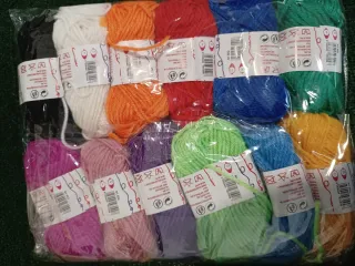 12 gomitoli di lana colorata