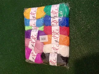 12 gomitoli di lana colorata