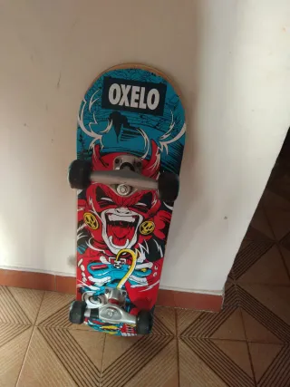Patineta Oxelo con diseño de demonio