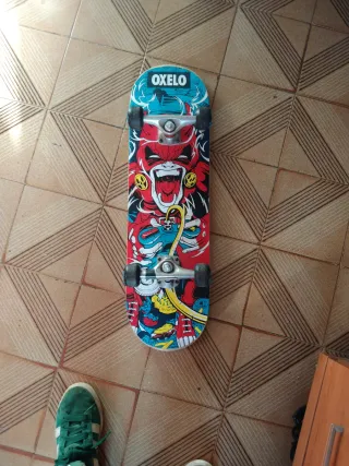 Patineta Oxelo con diseño de demonio