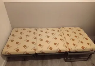 Sofá cama individual beige y blanco