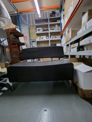 Sofá 2 plazas tapizado marrón oscuro con 4 patas