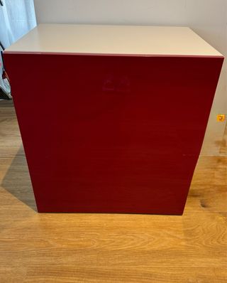 Mueble blanco y puerta rojo brillo. Besta.