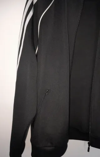 Chaqueta Adidas Negra con Rayas Blancas