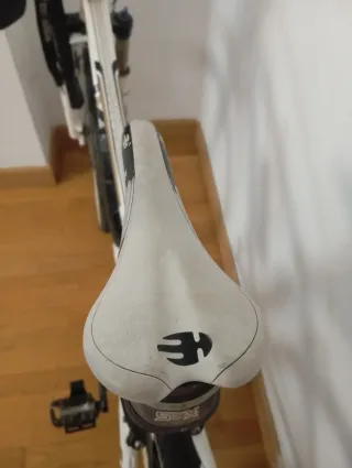 Bicicleta de montaña blanca