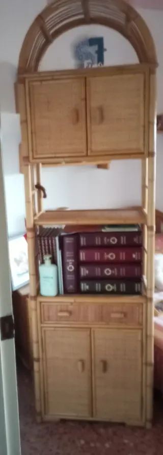 Mueble de mimbre y bambú
