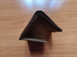 Cartera de piel marrón marca Privata