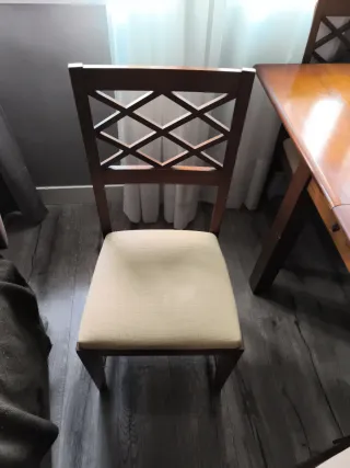 Silla de comedor de madera con asiento beige